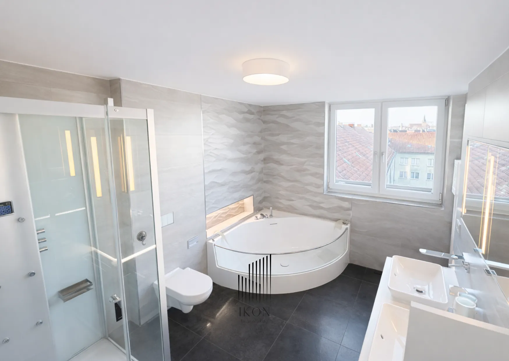 Badezimmer mit Eckbadewanne, Dampfdusche und Fenster